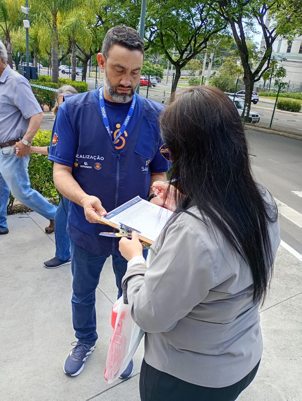 Fiscal colhendo as assinaturas