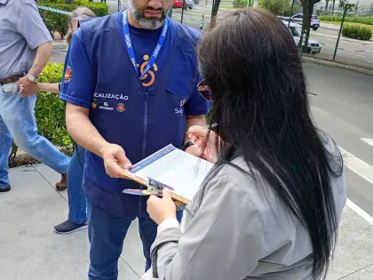 Fiscal colhendo as assinaturas