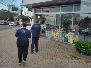 Dois fiscais do sindicato indo numa farmácia