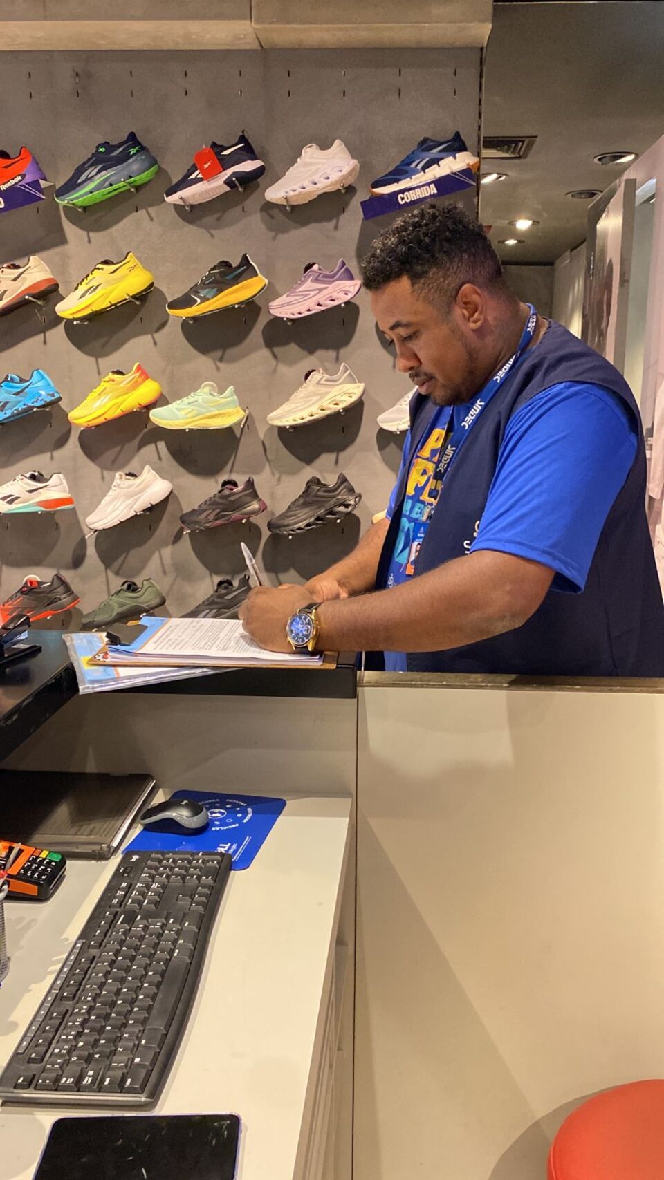 Diretor Alex notificando uma loja