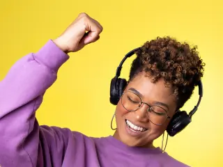 Comerciária ouvindo os jingles da campanha