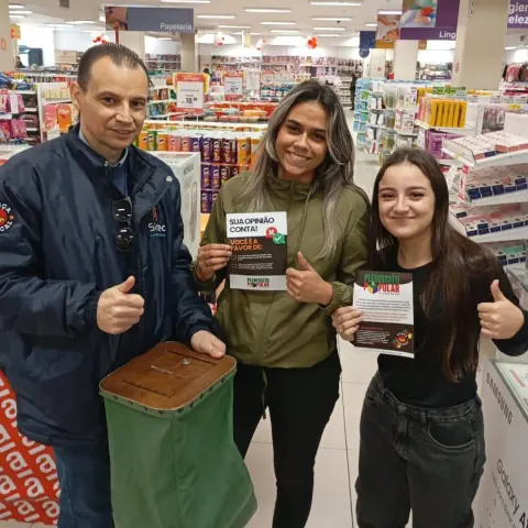 Leandro e duas comerciárias