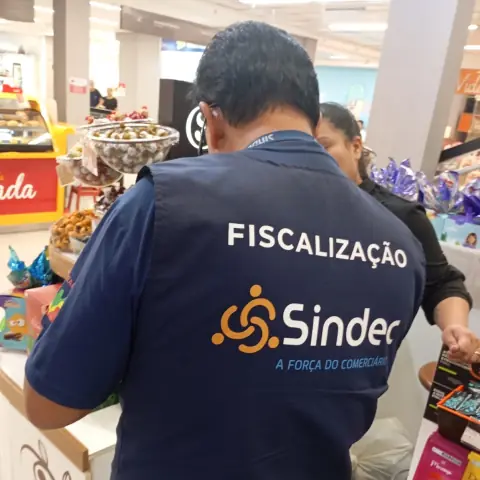 Fiscal do Sindec no supermercado