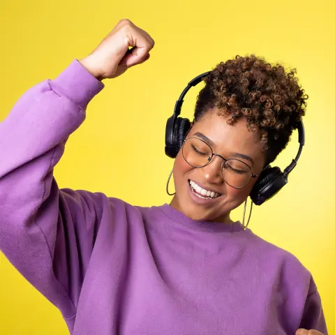 Comerciária ouvindo os jingles da campanha